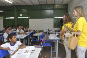 MEC quer colocar auxiliares em sala de aula para melhorar alfabetização